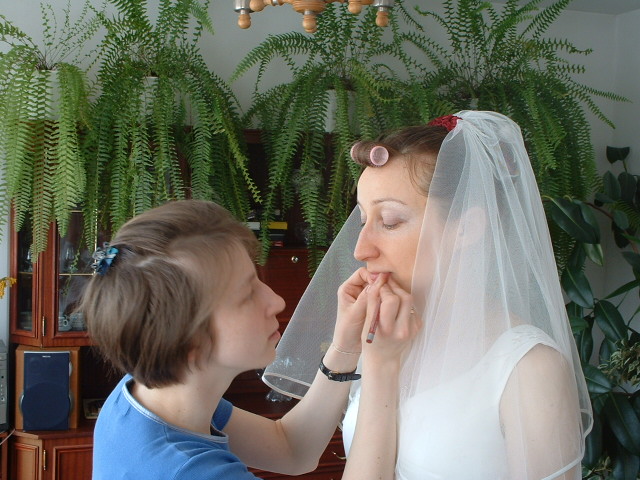 Jeszcze jeden ruch pomadka i Siostra bedzie jak malowana!